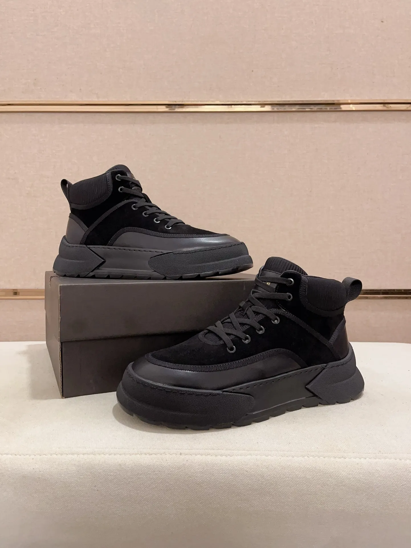 Factory Price: 380 Men's Men's Shoes💰North American Men's Shoes Ugg ☃️In the special sale of new high-quality men's shoes and snow boots in autumn and winter, the nemesis of extreme cold weather! Made of cowhide leather, merino wool lining, and original outsole, whether driving, outdoor or daily wear, there is always one that suits you! Code number 39-44